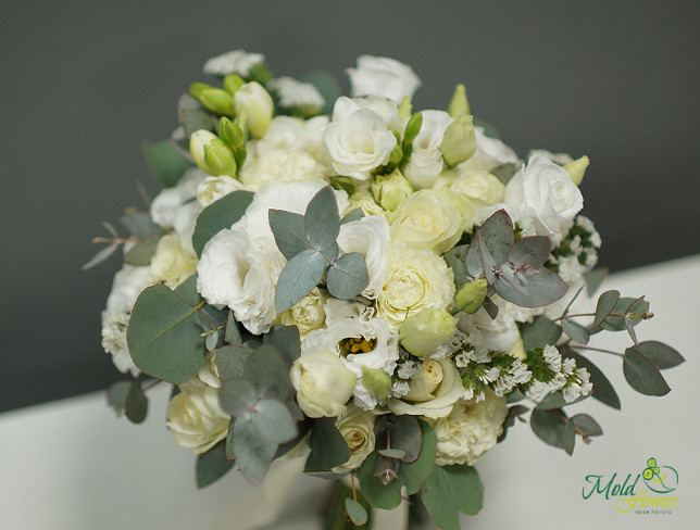 Букет невесты из пионовидных роз, белой эустомы, эвкалипта и статицы Фото